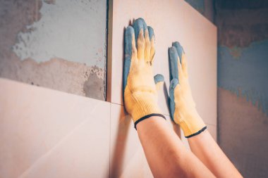 Çalışma çatı ustası fayans duvar, döşeme ve kaplama çok yetenekli profesyonel teknoloji koyar.