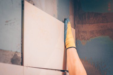 Çalışma kiremitçi pahalı sigorta primi-sınıf taşta, profesyonel teknoloji ve çok yetenekli kiremit çalışma duvara monte edilir