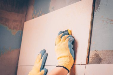 Çalışma kiremitçi pahalı sigorta primi-sınıf taşta, profesyonel teknoloji ve çok yetenekli kiremit çalışma duvara monte edilir