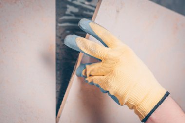 Çalışma çatı ustası fayans duvar, döşeme ve kaplama çok yetenekli profesyonel teknoloji koyar.