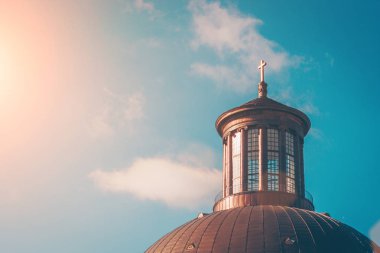 Tapınağın bir haç ile kilisenin çatısı yuvarlak kubbe görünümü parlak güneşli bir günde