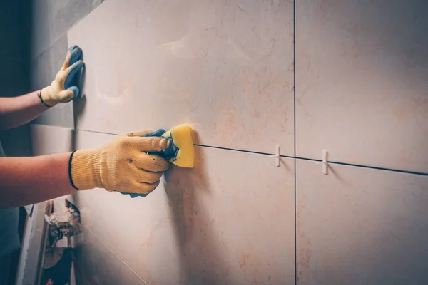 Azulejo Trabajo Limpia Baldosa Pared Con Una Esponja Húmeda Elimina — Foto de Stock