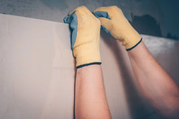 Azulejo Trabajo Pone Las Baldosas Pared Ajusta Posición Las Baldosas — Foto de Stock