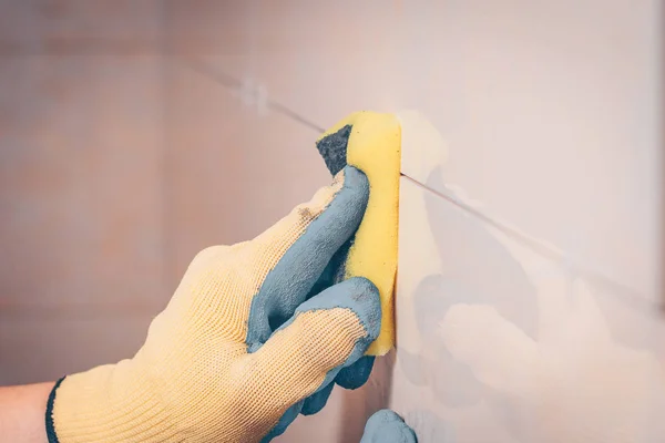 Azulejo Trabajo Limpia Baldosa Pared Con Una Esponja Húmeda Elimina — Foto de Stock