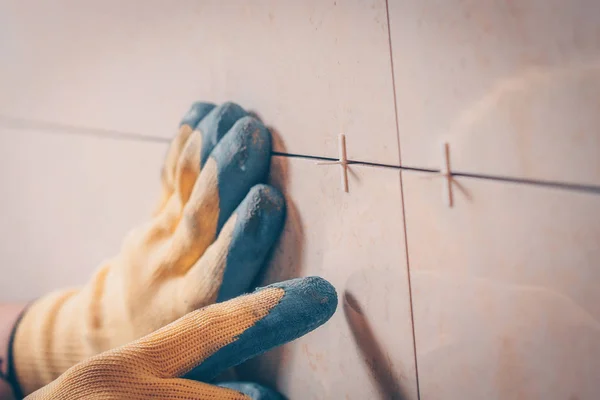 手套中工作瓷砖的手指向隔行缝合线 优质瓷砖 — 图库照片