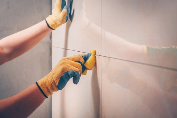 工作的打工者用湿海绵擦拭墙上的瓷砖 去除胶渣 去除胶缝 瓷砖铺设和整理技术 — 图库照片