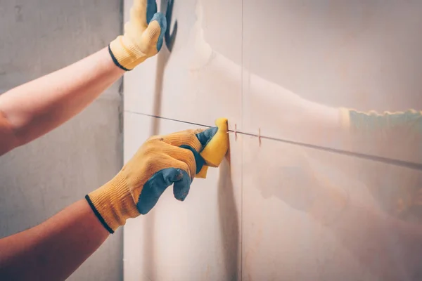 Azulejo Trabajo Limpia Baldosa Pared Con Una Esponja Húmeda Elimina — Foto de Stock