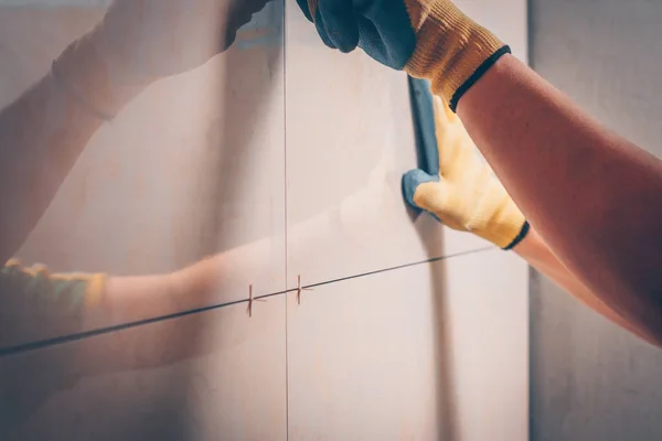 工作的老虎安装在墙上昂贵的高档瓷砖 专业和高技能的瓷砖工作技术 — 图库照片