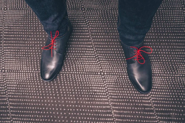 Chaussures Homme Avec Lacets Rouges Sur Tapis Mode — Photo