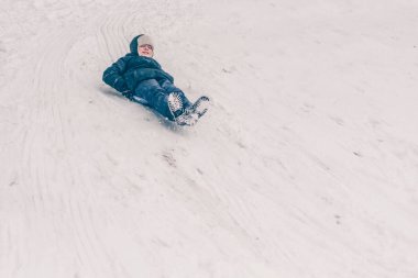 Kızaklar üzerinde dağdan Paten, kış kar buzlu hava