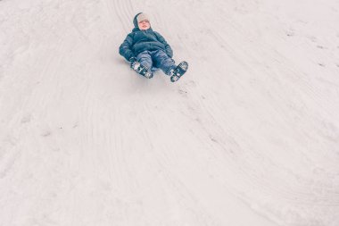 Kızaklar üzerinde dağdan Paten, kış kar buzlu hava