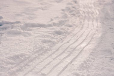 Dağın karlı yamacında kızaklar Trail, kış kar buzlu hava