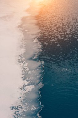 Arka arka plan buz bağlı nehir, kış kar buzlu hava