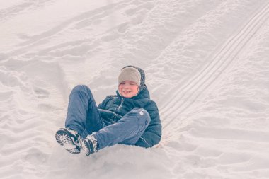 Kızaklar üzerinde dağdan Paten, kış kar buzlu hava
