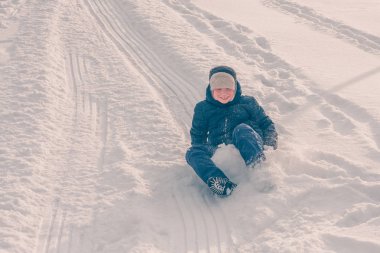 Kızaklar üzerinde dağdan Paten, kış kar buzlu hava
