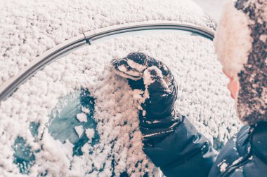 Kışın arabada kir ve tuz, yollarda güvenlik, karlı buzlu kış havası