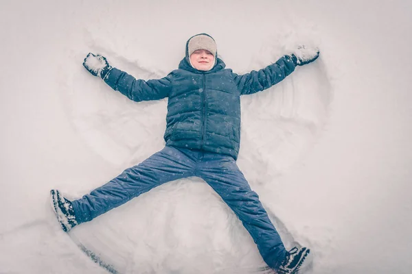 Niño Nieve Hace Ángel Nieve Invierno Nieve Helada Tiempo —  Fotos de Stock