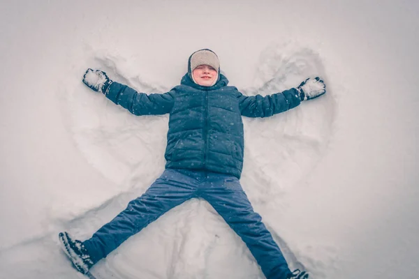 Хлопчик Снігу Робить Сніговий Ангел Зимова Морозна Погода — стокове фото