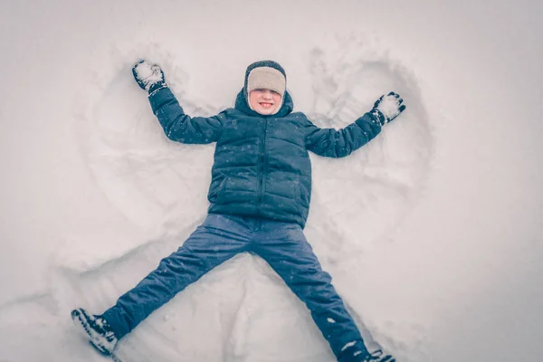 Αγόρι Στο Χιόνι Κάνει Έναν Άγγελο Χιονιού Χιόνι Χειμώνα Παγωμένο — Φωτογραφία Αρχείου