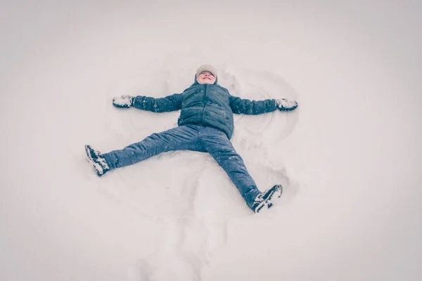 Niño Con Ropa Esquí Entrega Una Colina Nieve Invierno Nevado —  Fotos de Stock