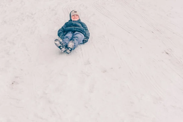 在雪橇上从山上滑冰 冬天雪霜天气 — 图库照片