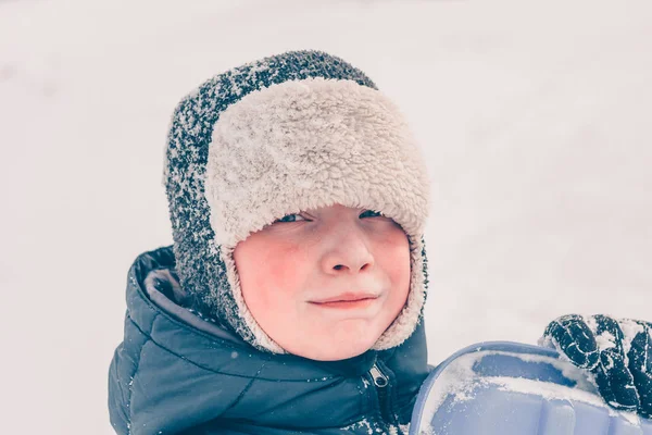 Închiderea Feței Unui Băiat Care Călărește Sanie Vreme Înghețată Zăpadă — Fotografie, imagine de stoc