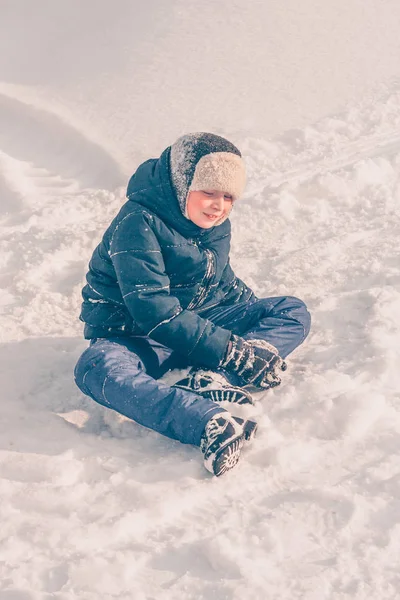 Niño Con Ropa Esquí Entrega Una Colina Nieve Invierno Nevado —  Fotos de Stock