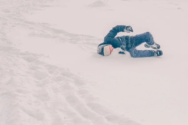 Niño Con Ropa Esquí Entrega Una Colina Nieve Invierno Nevado —  Fotos de Stock