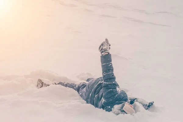 Der Junge Liegt Herum Und Verwöhnt Sich Schnee Auf Dem — Stockfoto
