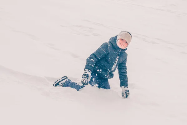 Pojke Skidkläder Hänger Snöbacke Vinter Snö Frostig Väder — Stockfoto