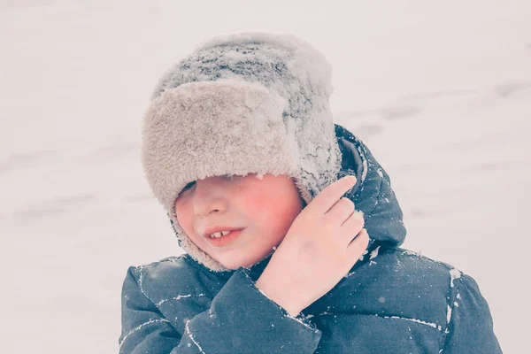 Der Junge Schüttelt Den Schnee Aus Dem Hut Winterliches Schneetreiben — Stockfoto