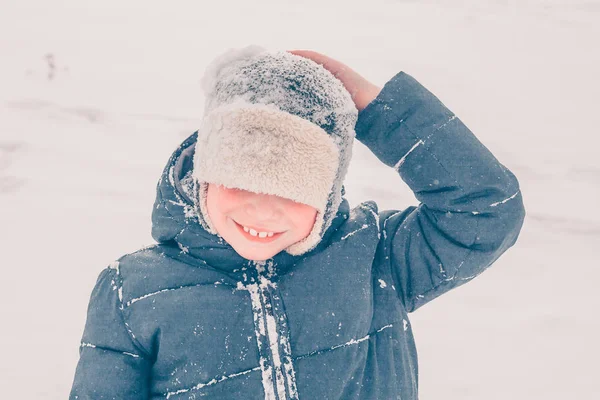 Der Junge Wirft Schnee Von Seinem Hut Der Winterschnee Ist — Stockfoto