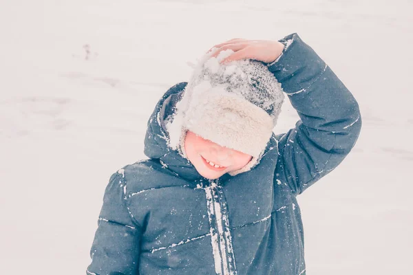 Menino Balança Neve Seu Chapéu Inverno Neve Tempo Gelado — Fotografia de Stock