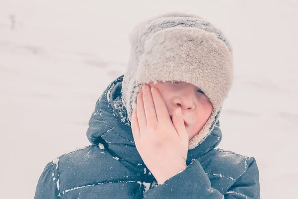 Der Junge Wischt Sich Die Wangen Vom Schnee Winterliches Schneefrostwetter — Stockfoto