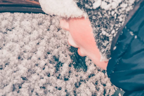 Niño Respira Sobre Vidrio Cubierto Nieve Derritiendo Nieve Nevado Frío —  Fotos de Stock