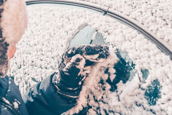 Der Junge Sammelt Seine Hände Schnee Aus Dem Auto Schneereiches — Stockfoto