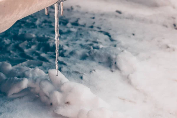 Jégcsapok Lógnak Gépkocsi Lökhárító Havas Fagyos Téli Időjárás — Stock Fotó