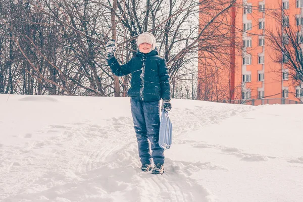 Niño Con Ropa Esquí Entrega Una Colina Nieve Invierno Nevado —  Fotos de Stock