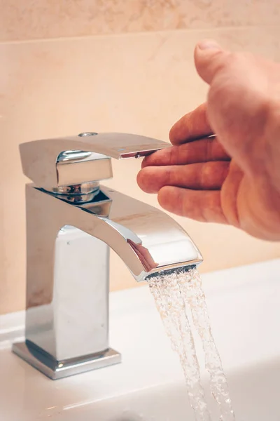 Accurate Waterstraal Uit Badkamer Kraan Badkamer — Stockfoto