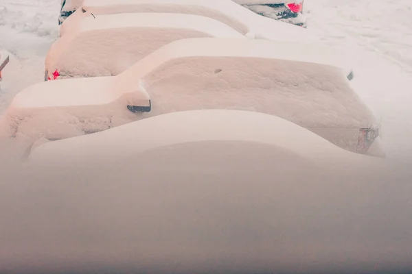 雪に覆われた車の列に立って 車はサイクロンアクションの結果として雪の中でブロックされています — ストック写真