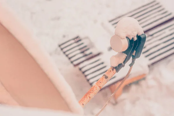 Заснеженная Спутниковая Тарелка Головка Приемника Снежную Бурю Плохую Погоду — стоковое фото