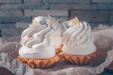 Pişirme kağıdı, seçici odak, trend renklendirme üzerinde beyaz krema ile üç kek