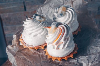 Pişirme kağıdı, seçici odak, trend renklendirme üzerinde beyaz krema ile üç kek