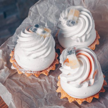 Beyaz hava kremi, seçici odak, trend tonlama ile kare bir resim üç kek