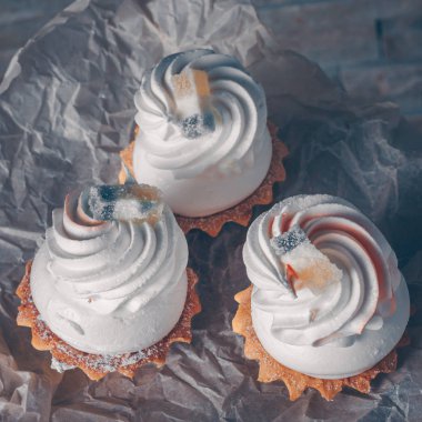 Beyaz hava kremi, seçici odak, trend tonlama ile kare bir resim üç kek