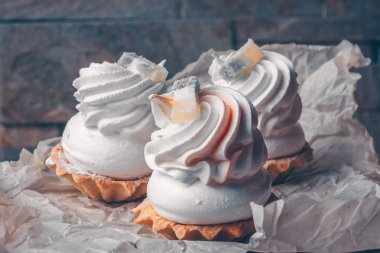 Fırın kağıdı, yakın çekim, trend tonlama kahvaltı için taze hamur işleri