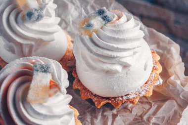 Çay için kendi kendine yapılan davranır, protein kreması ile cupcakes, seçici odak, trend tonlama