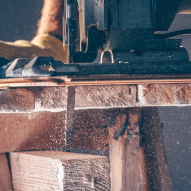 Tahtta yakın çekim testereleme yapboz, tahta kesme süreci