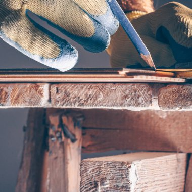 İşçi profesyonel doğrama işi yapar