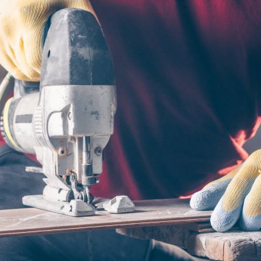 İşçi profesyonel doğrama işi yapar